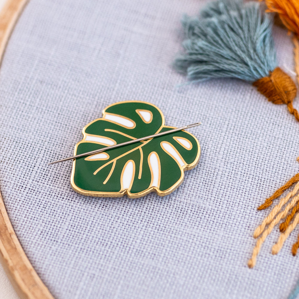 Monstera Magnetic Needle Minder – Clever Poppy